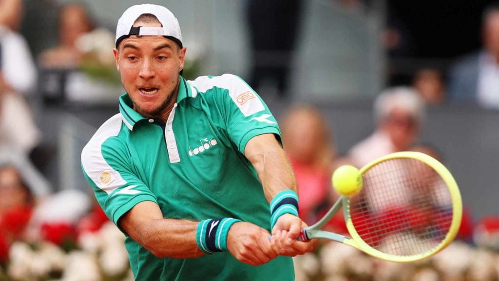 Carlos Alcaraz reconquista Madrid tras ganar a Struff una batalla a tres sets.