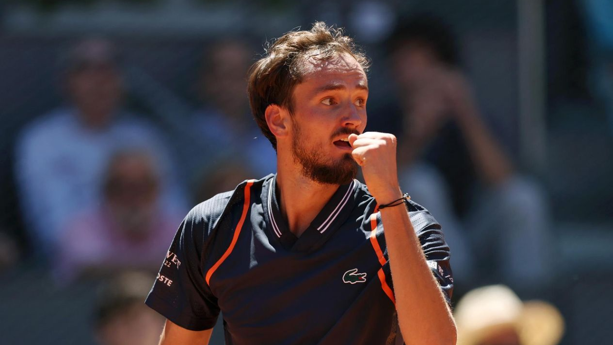 Tsitsipas y Medvedev superaron duros desafíos para avanzar en el Masters 1000 de Madrid