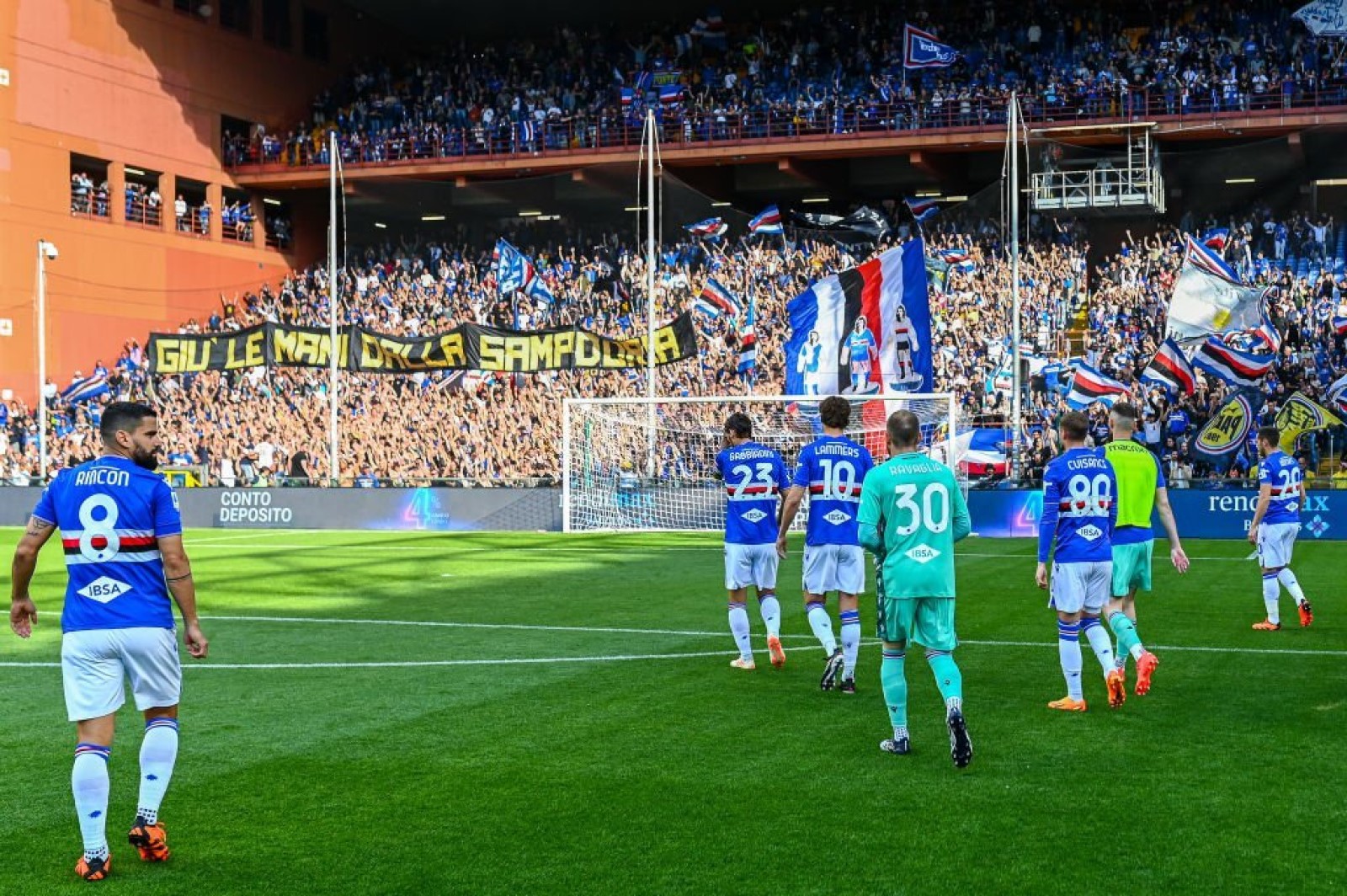 Tomás Rincón y sus compañeros acuden a mostrar su respeto a la fanaticada de la Sampdoria. 