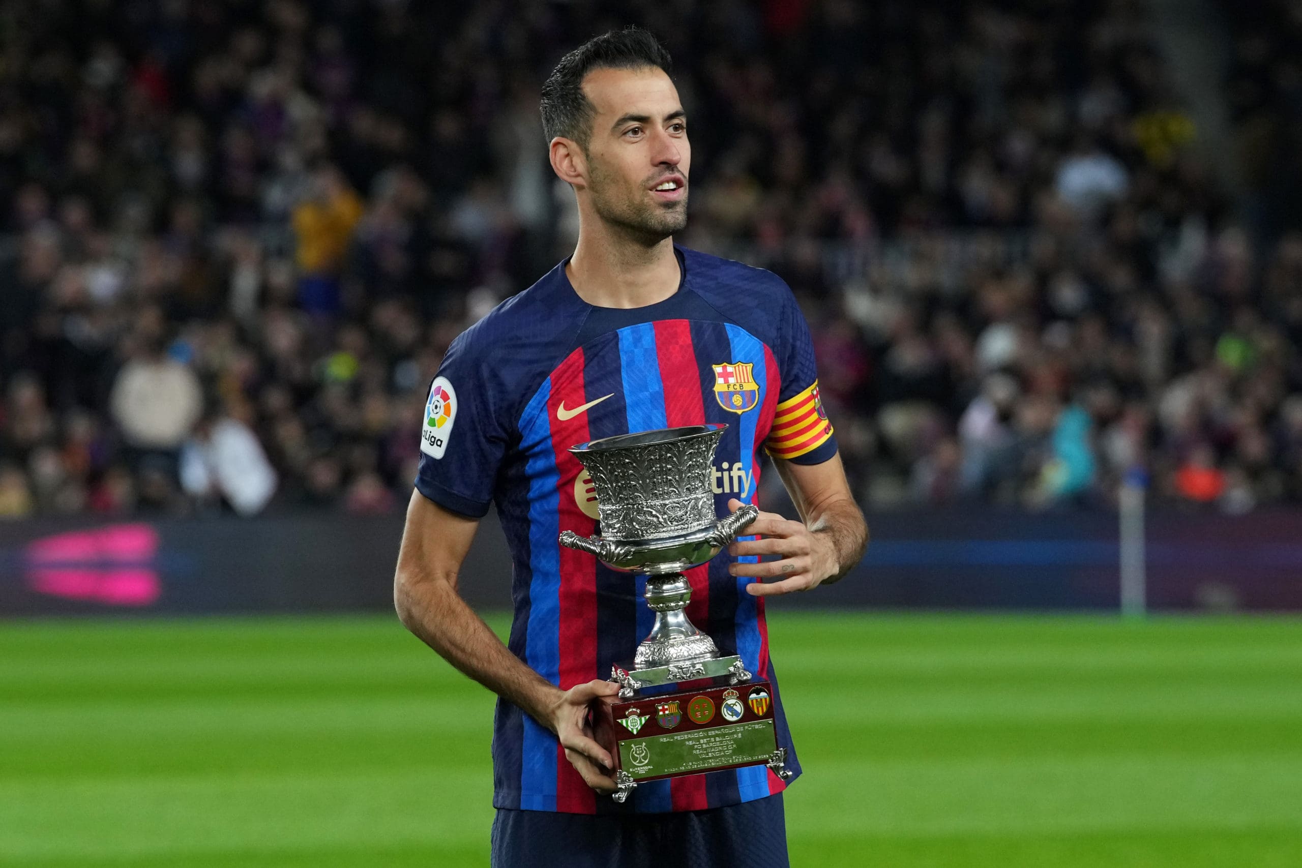 Sergio Busquets, el 5 que confundió al fútbol mundial con su juego de 10, dijo adiós al Barça