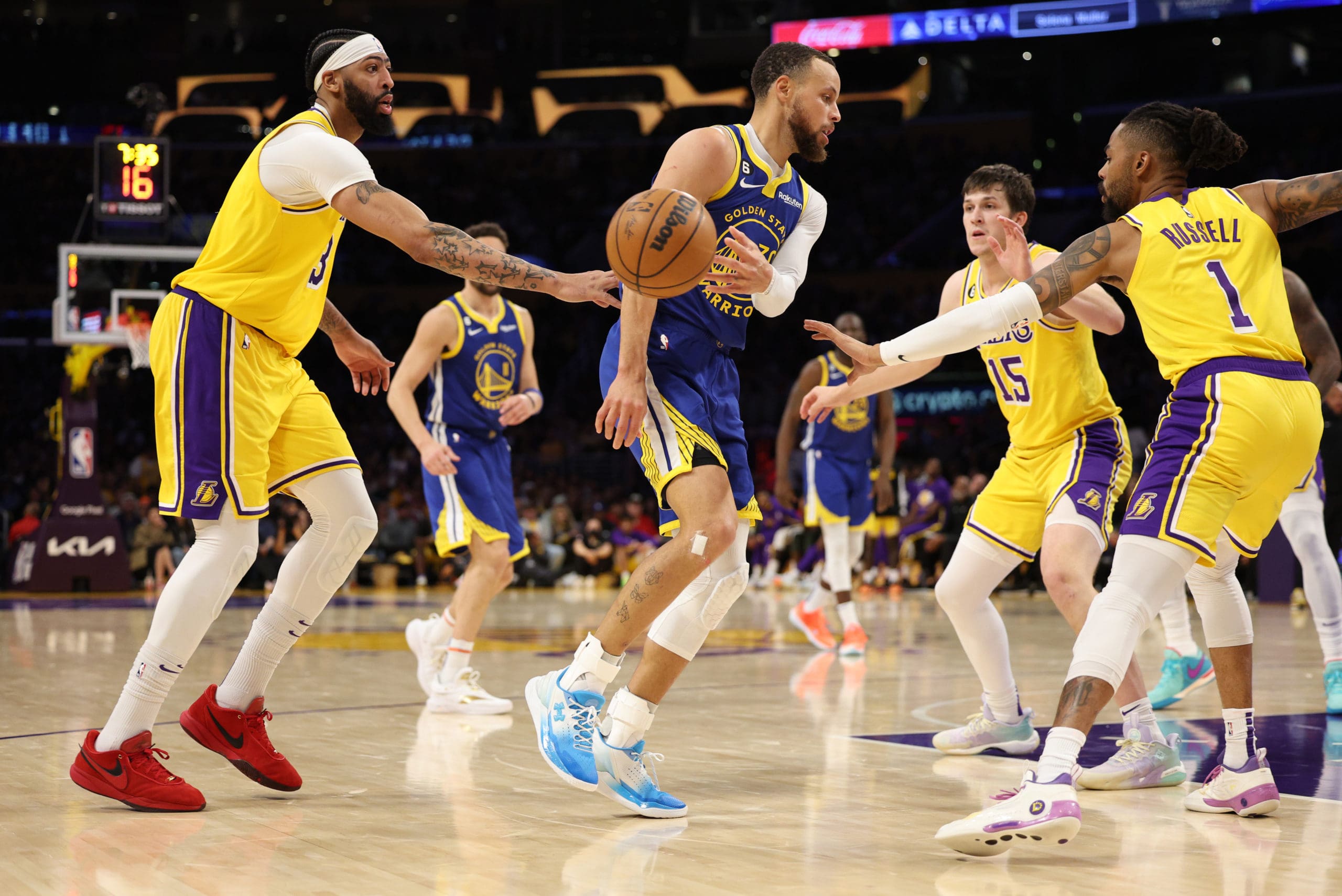 Lonnie Walker se convierte en el héroe de los Lakers en el último cuarto para ganar 104-101.