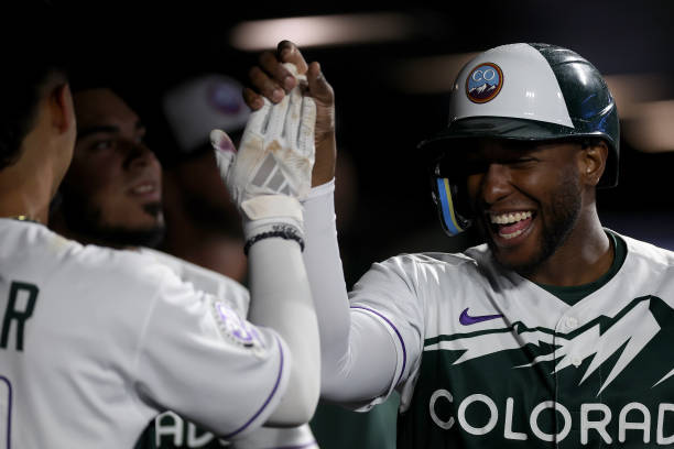 Los Rockies recibieron y derrotaron 10-7 a los New York Mets en el Coors Field. Esta fue la primera victoria para el equipo de Colorado en esta serie de tres partidos.