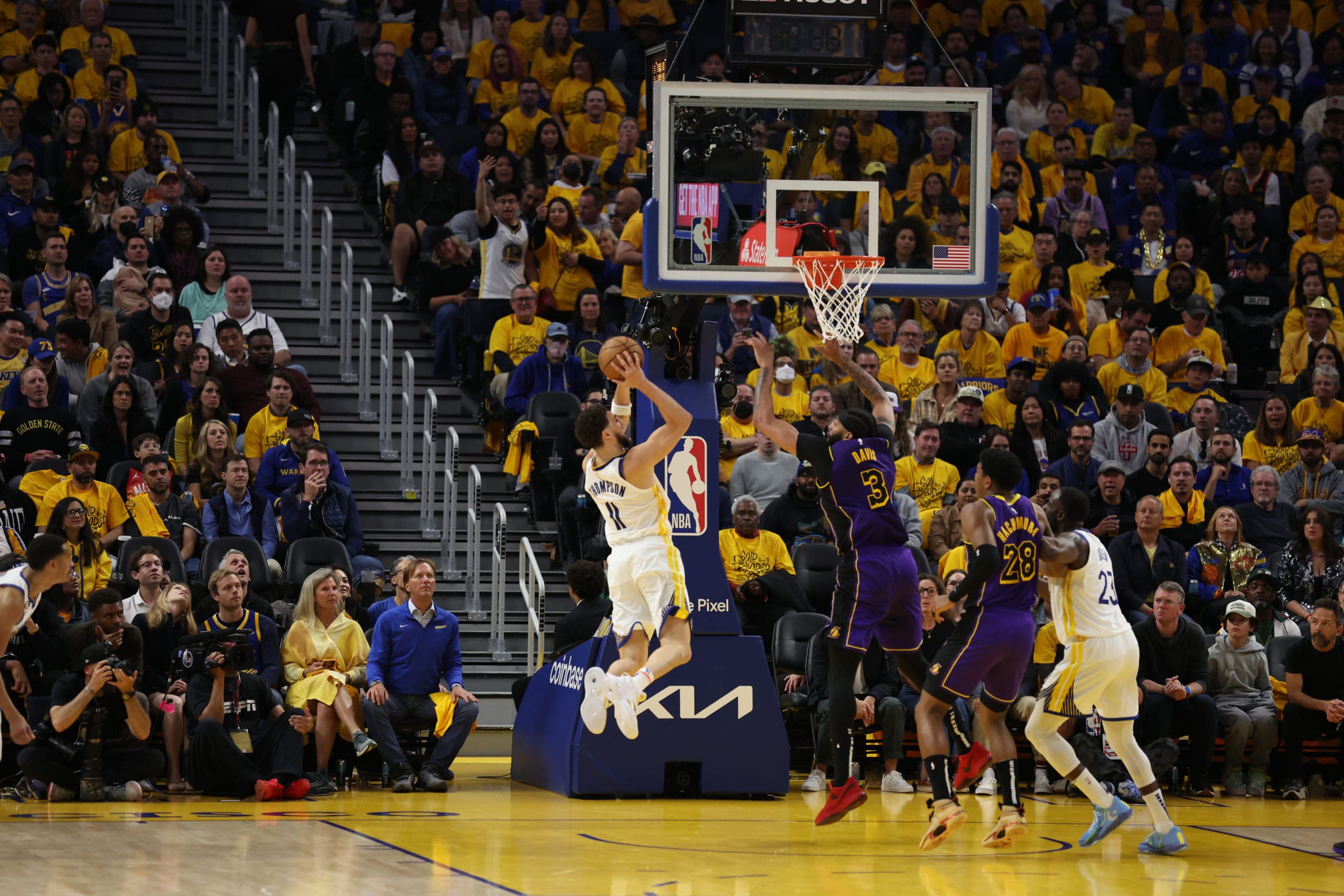 Los Warriors ganan por paliza a Los Lakers en casa