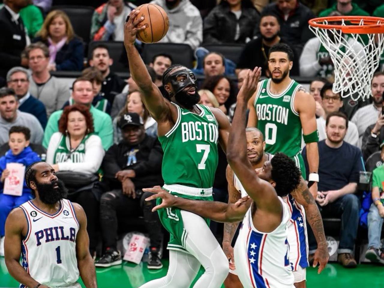 Los Celtics le dan la bienvenida a Embiid y vapulean a los 76ers