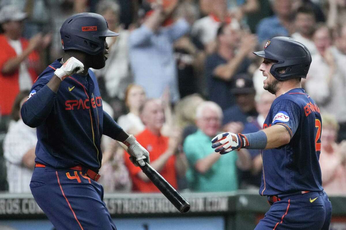 Astros con bateo y esperando por Altuve, vencen a los Cubs