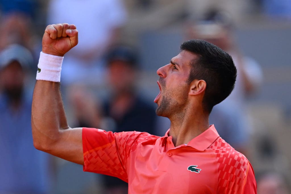 Djokovic celebrando la victoria contra Khachanov en Roland Garros.