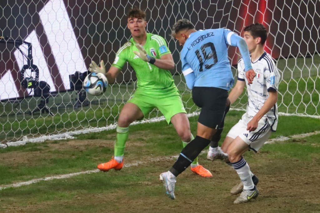 El cabezazo de Luciano Rodríguez para el gol de Uruguay ante Italia.