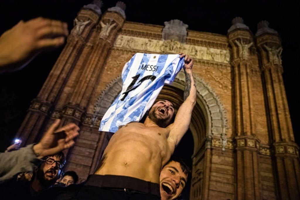 Celebraciones en Barcelona por el título de Argentina en Qatar 2022.