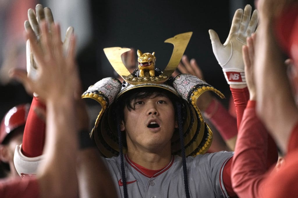 Shohei Ohtani celebra un jonrón conectado contra los Texas Rangers.