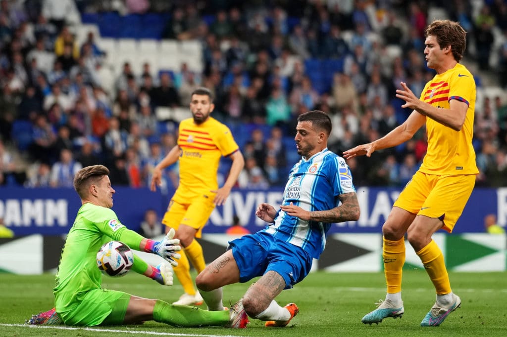 Ter Stegen realizando una atajada contra el Espanyol.