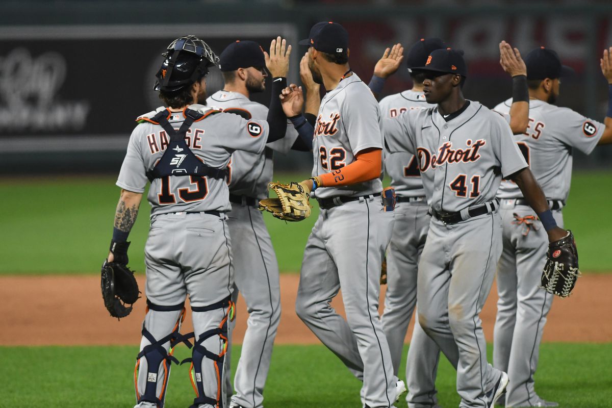 Los Tigres se imponen ante los Rockies en extra inning