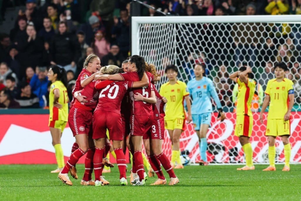 Dinamarca dio el primer golpe del grupo D del Mundial femenino, al ganar a la campeona de Asia, China.