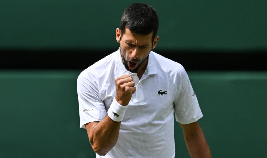 Novak Djokovic celebrando tras llevarse el primer set de la final de Wimbledon.