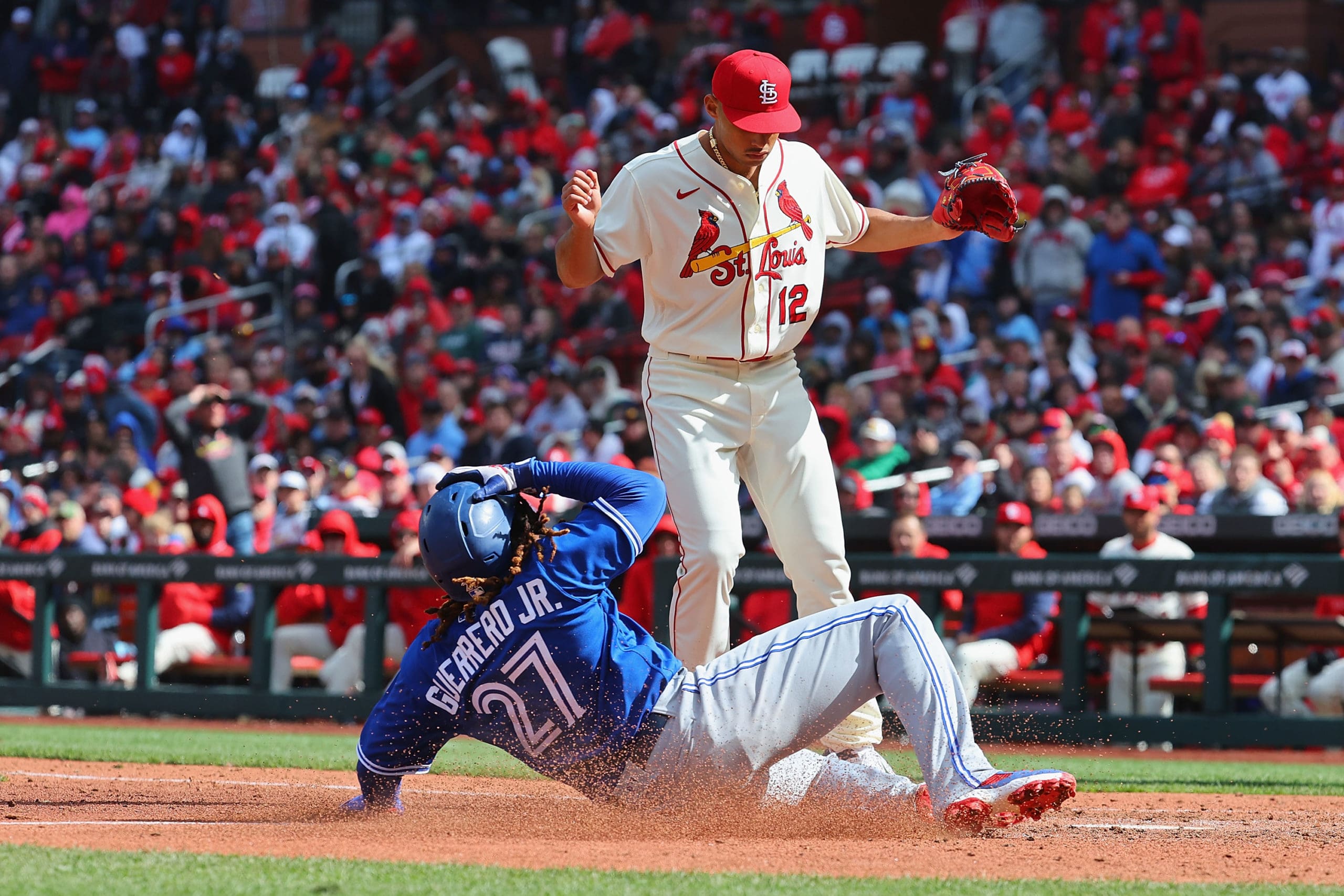 Jordan Hicks llega a los Blue Jays