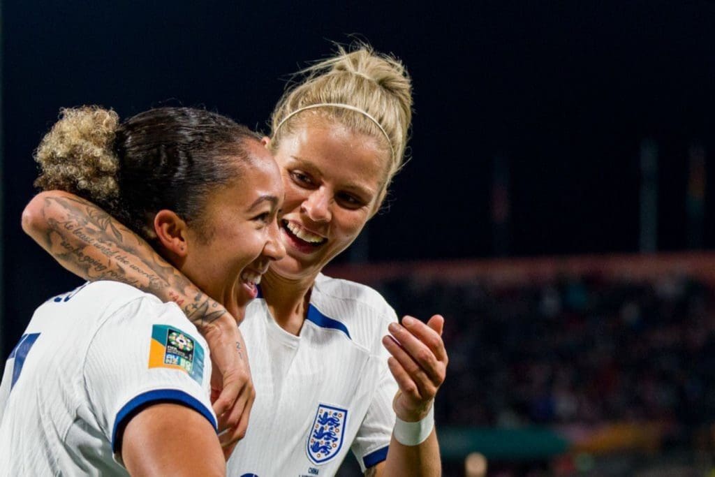 Lauren James y Rachel Daly.