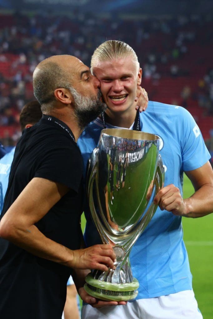 Pep Guardiola y una efusiva felicitación a Erling Haaland.