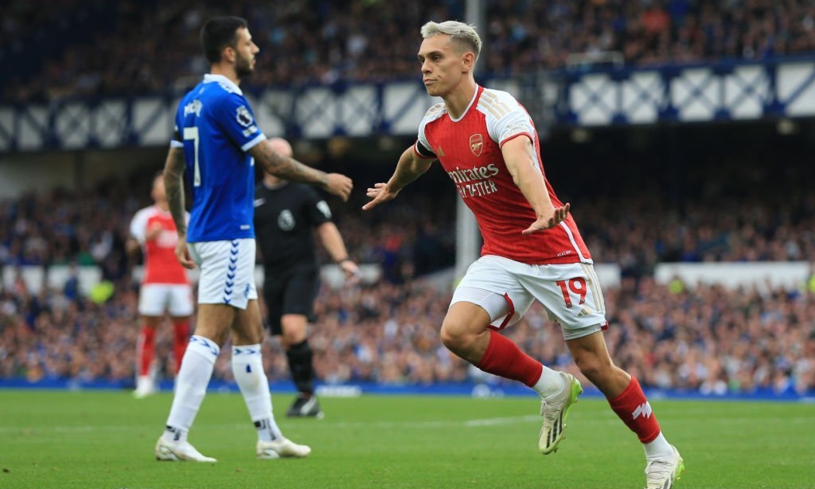 Arsenal no le pierde paso a Manchester City en la Premier