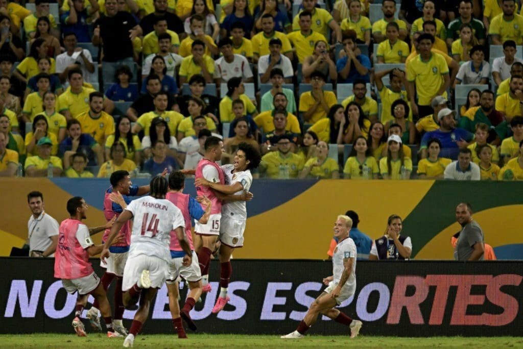 Eduard Bello celebra su gol con Venezuela ante Brasil.