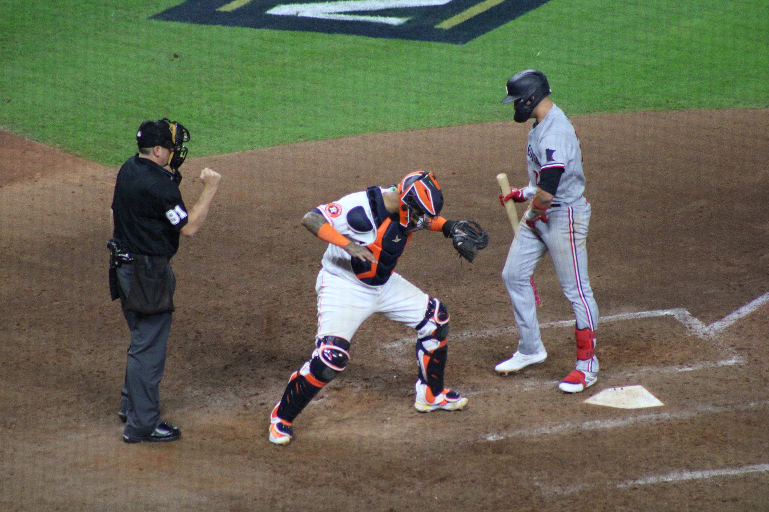 Houston gana primer juego de postemporada ante Twins