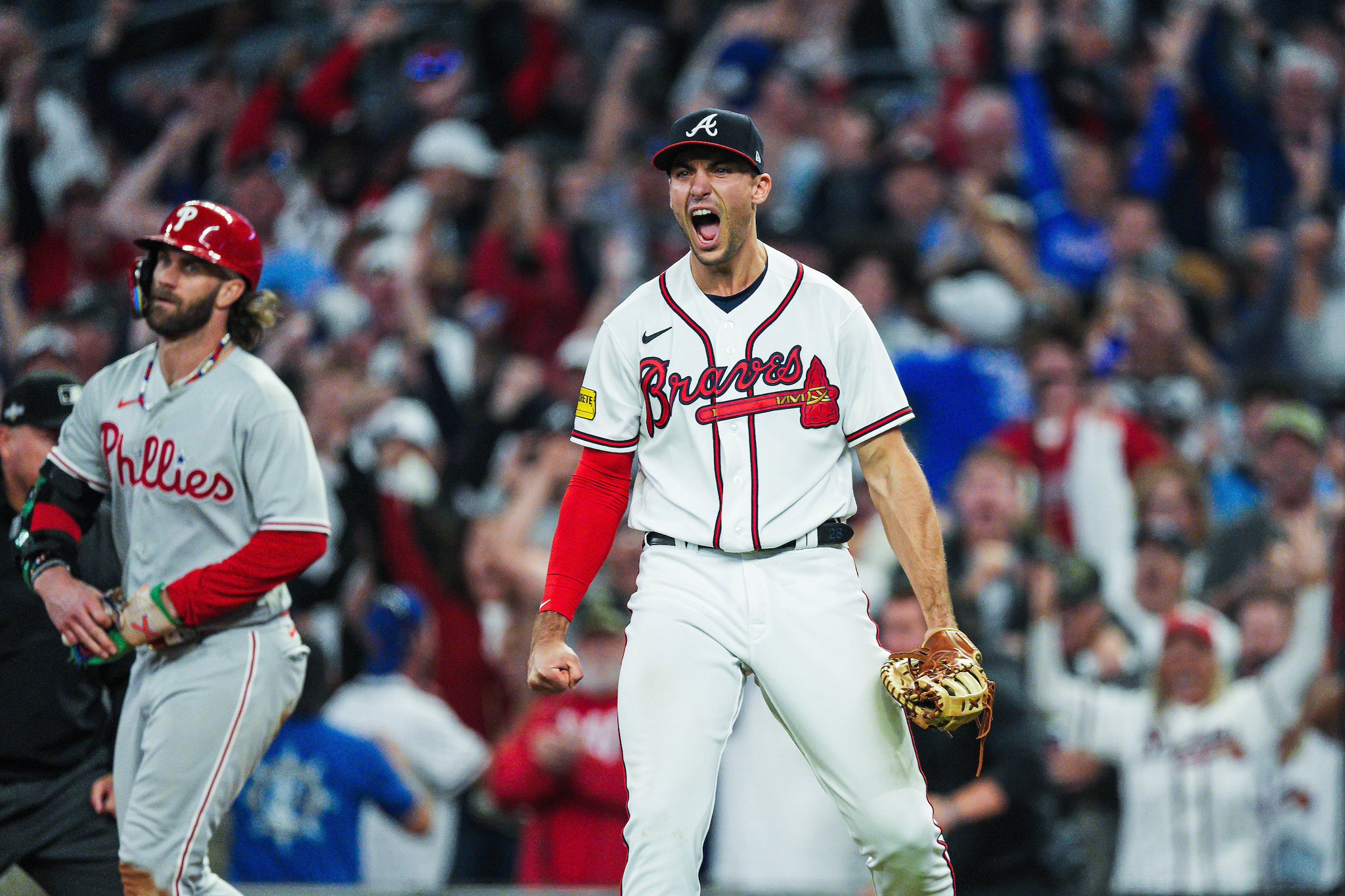 Atlanta hizo más con menos e igualó la serie a uno ante Phillies