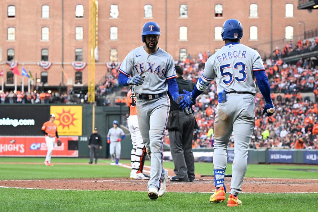 Leody Taveras y Adolis García de los Texas Rangers celebrando.