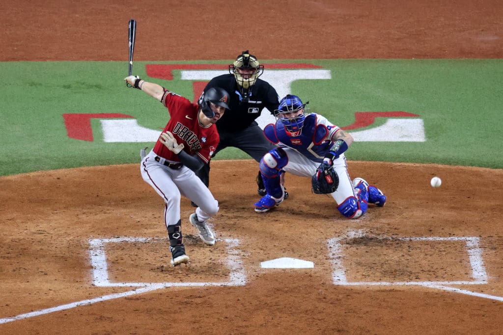 Corbin Carroll conectando un triple en el juego 1 de la Serie Mundial.