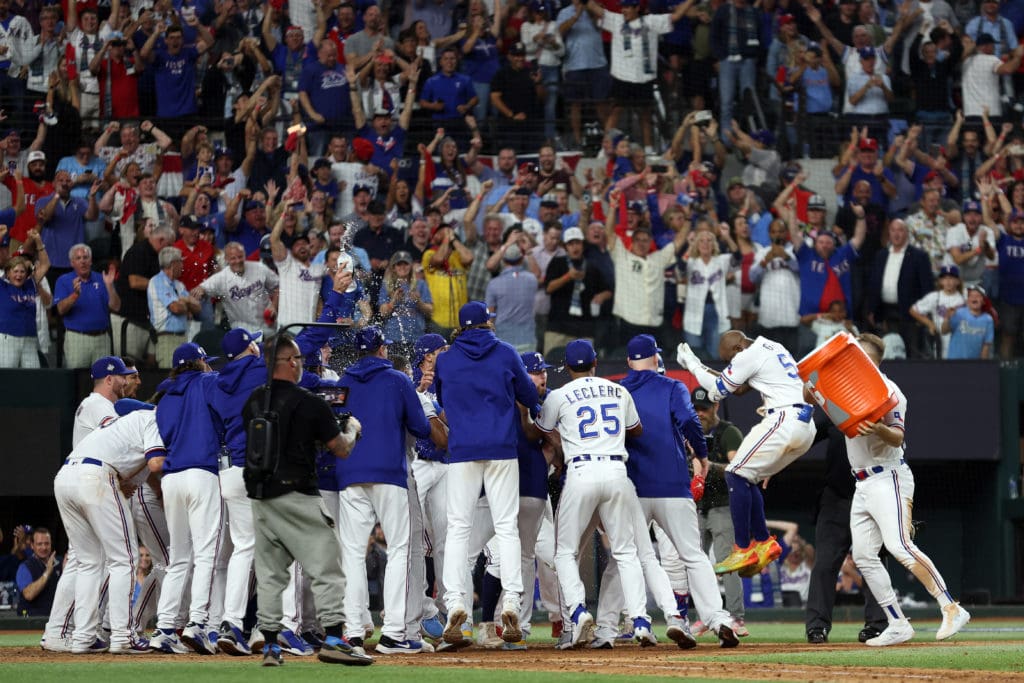 Los Rangers celebrando después de ganar el juego 1 de la Serie Mundial.