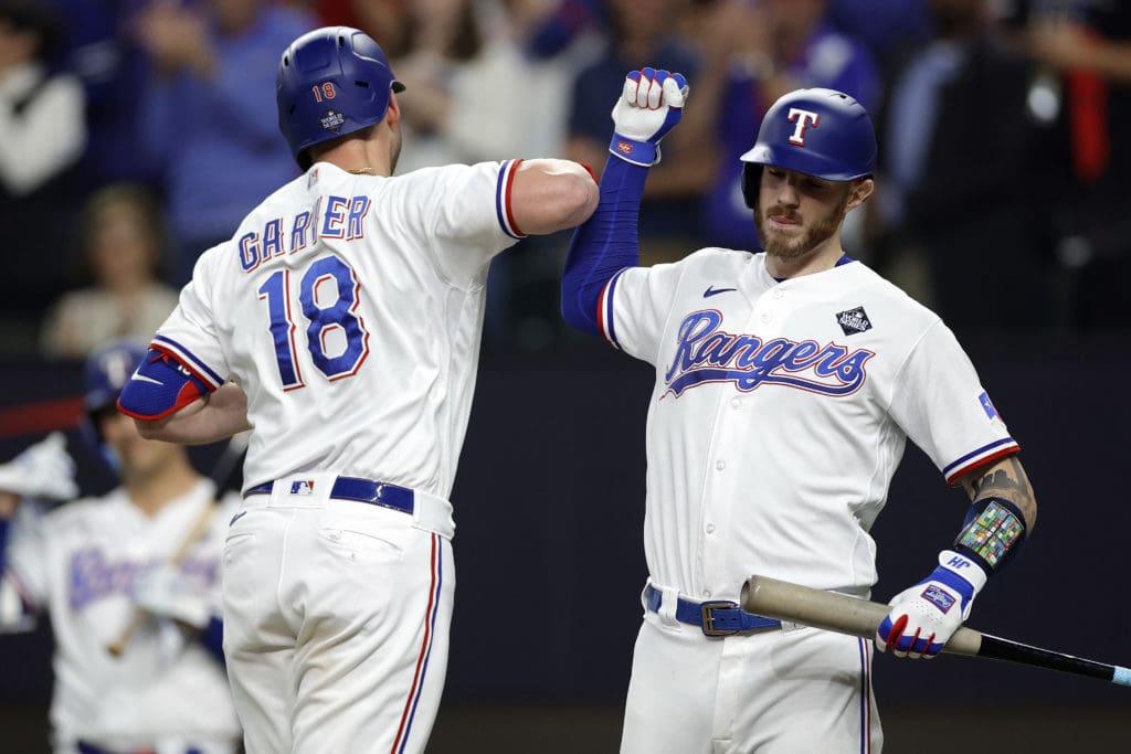 Mitch Garver celebrando con Jonah Heim su jonrón en el juego 2 de la Serie Mundial.