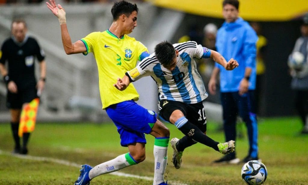 Claudio Echeverri ante Brasil.