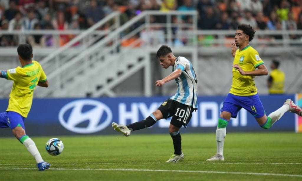 Claudio Echeverri ante Brasil.