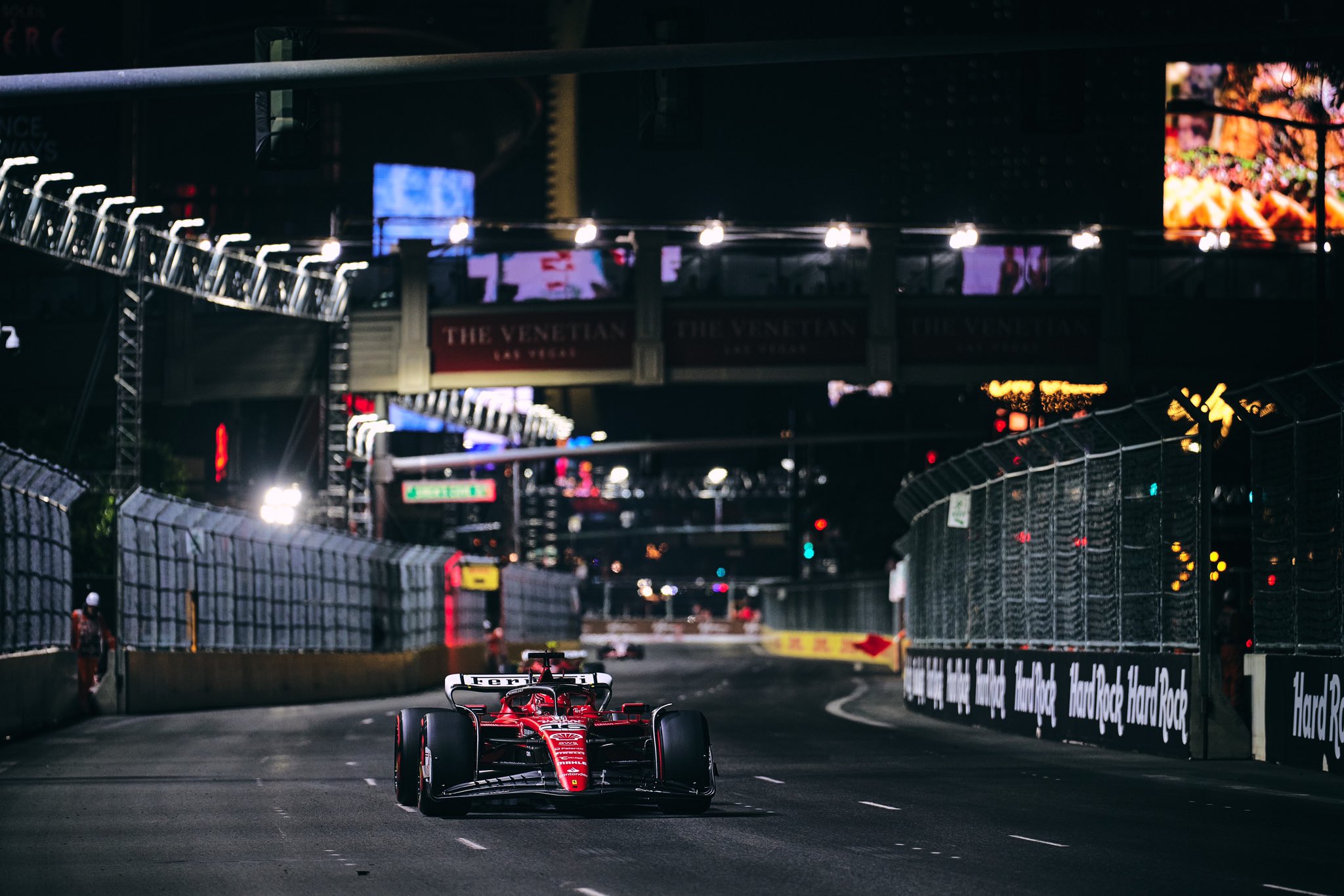 Todo al rojo en Las Vegas, pole de Charles Leclerc con Carlos Sainz segundo