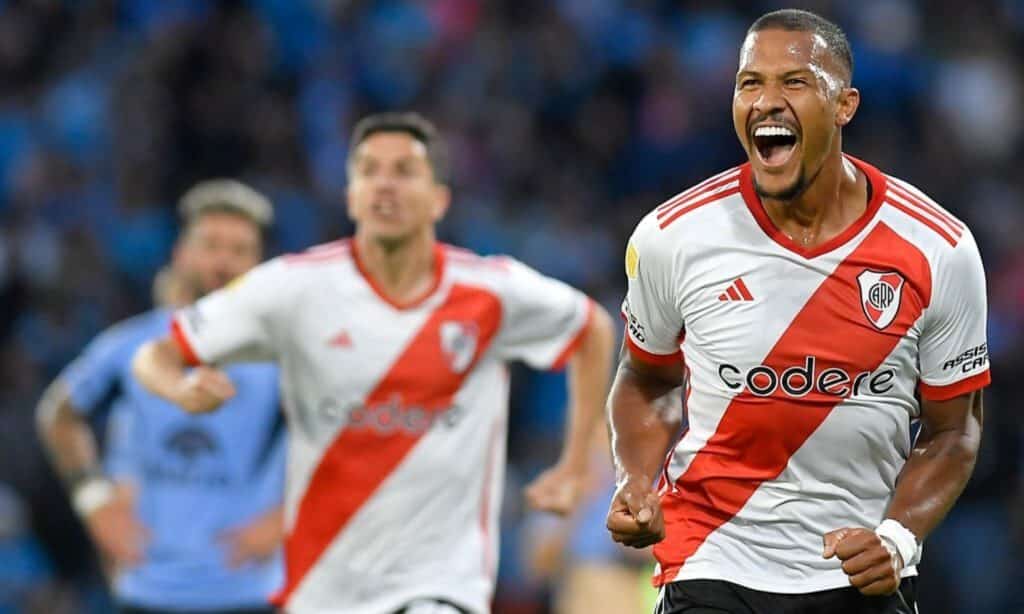 Salomón Rondón festeja su gol con River ante Belgrano. 