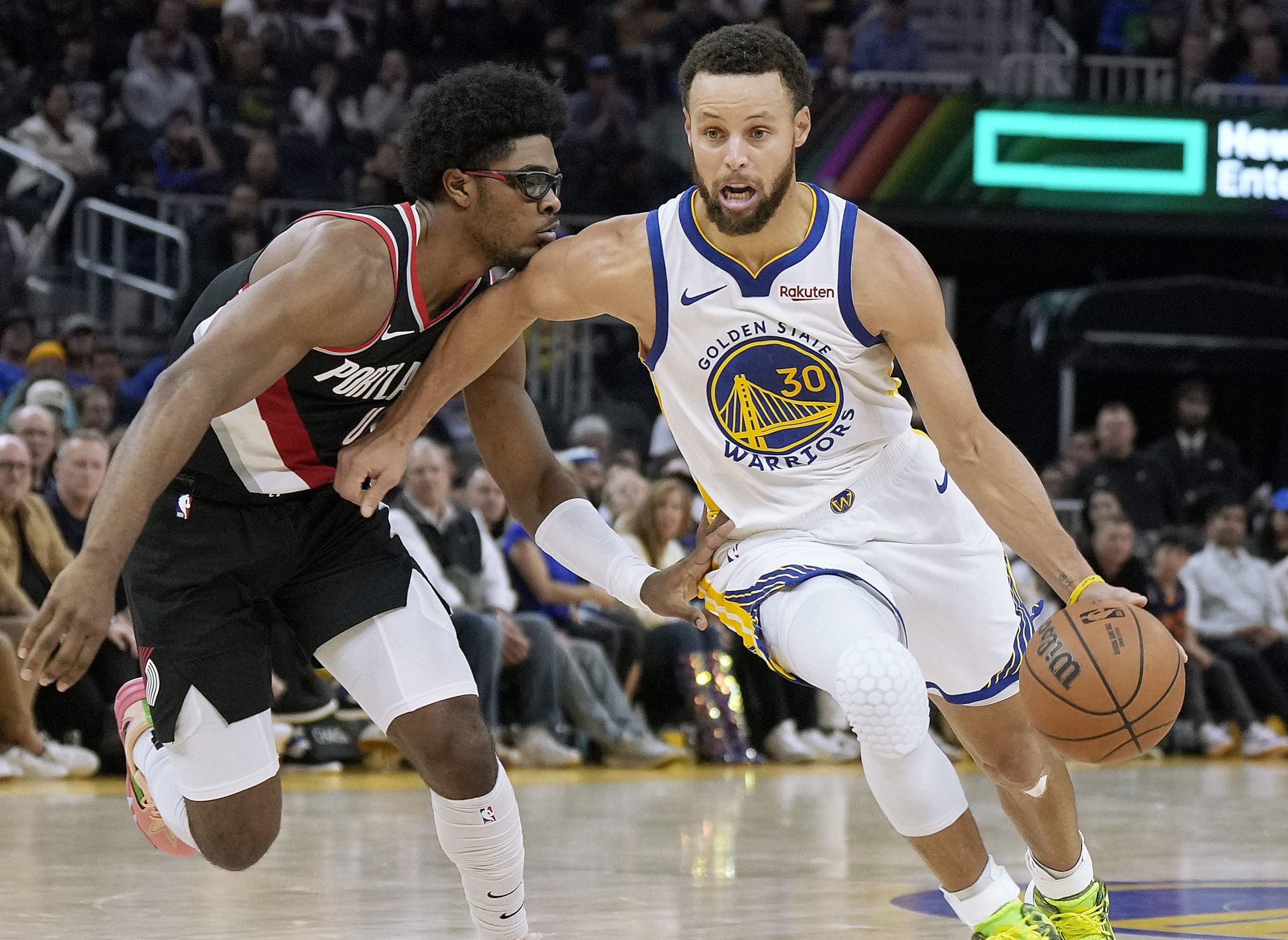 Los Warriors remontan y vencen a Portland en un final emocionante