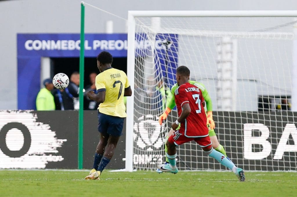 Ecuador goleó 3-0 a Colombia en el comienzo del Preolímpico.