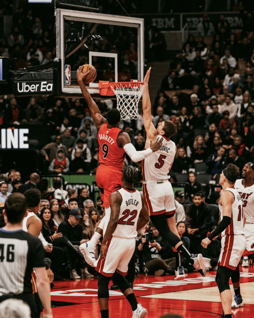 R.J. Barrett anotando por los Toronto Raptors contra el Miami Heat.