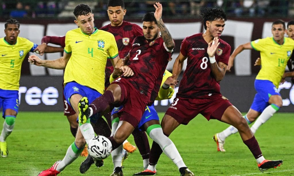 Venezuela tuvo contra las cuerdas a Brasil, pero terminó perdiendo 2-1.