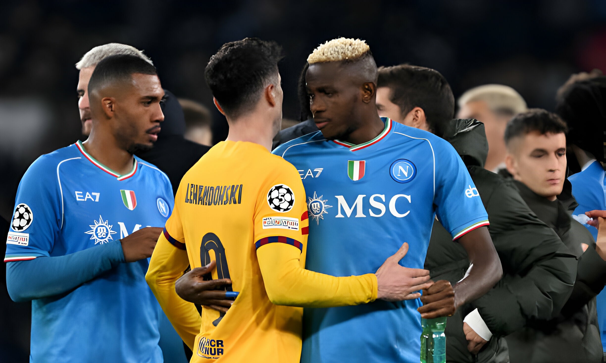 El saludo entre Robert Lewandowski y Victor Osimhen al final del duelo en Champions.