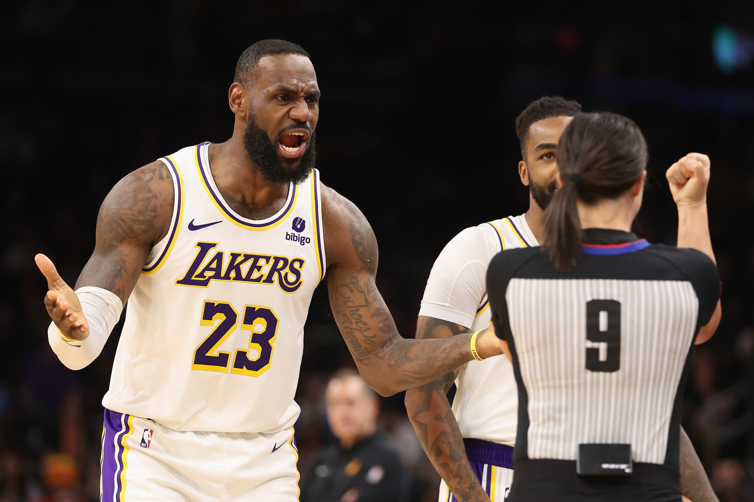 LeBron James y los Lakers se quejan de los árbitros: «Me golpearon un par de veces»