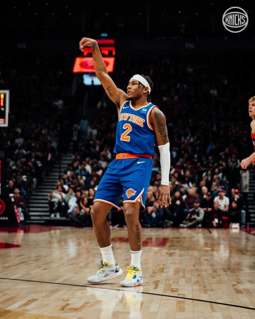 McBridge de los Knicks después de anotar una canasta.