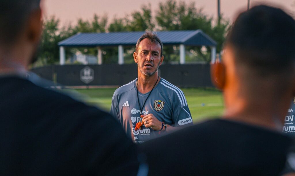 Fernando "Bocha" Batista dando indicaciones a los jugadores de Venezuela en Houston. Foto: FVF.