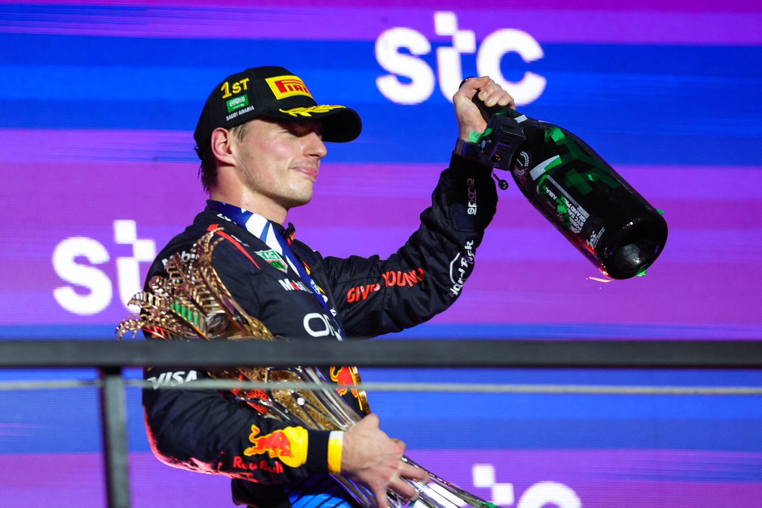 Max Verstappen triunfa en Arabia Saudita y conquista su podio 100 en la F1