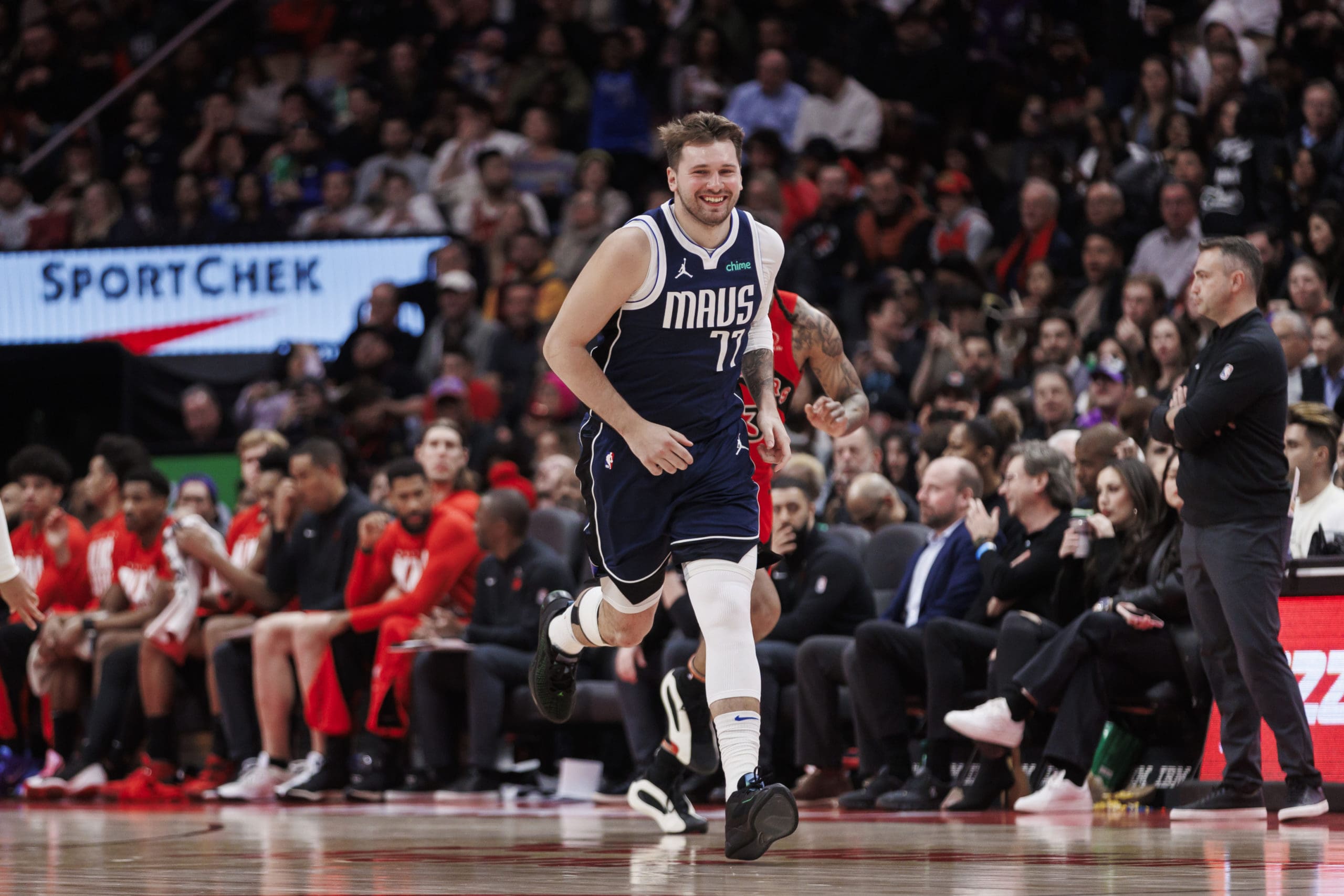 Luka Doncic con triple doble en su cumpleaños, Dallas derrota a Toronto