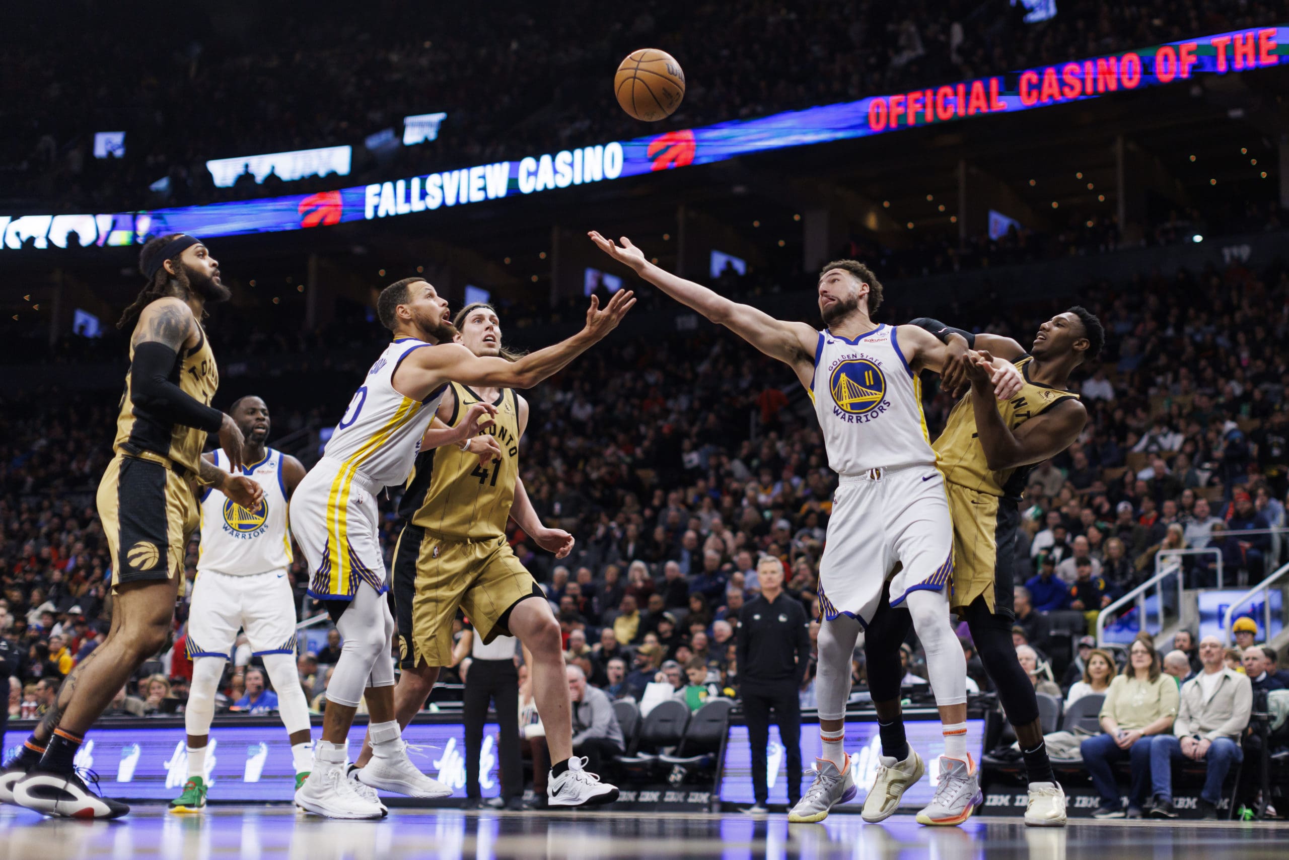 Curry y Kuminga comandan el triunfo de Warriors sobre Raptors para extender su racha de visita