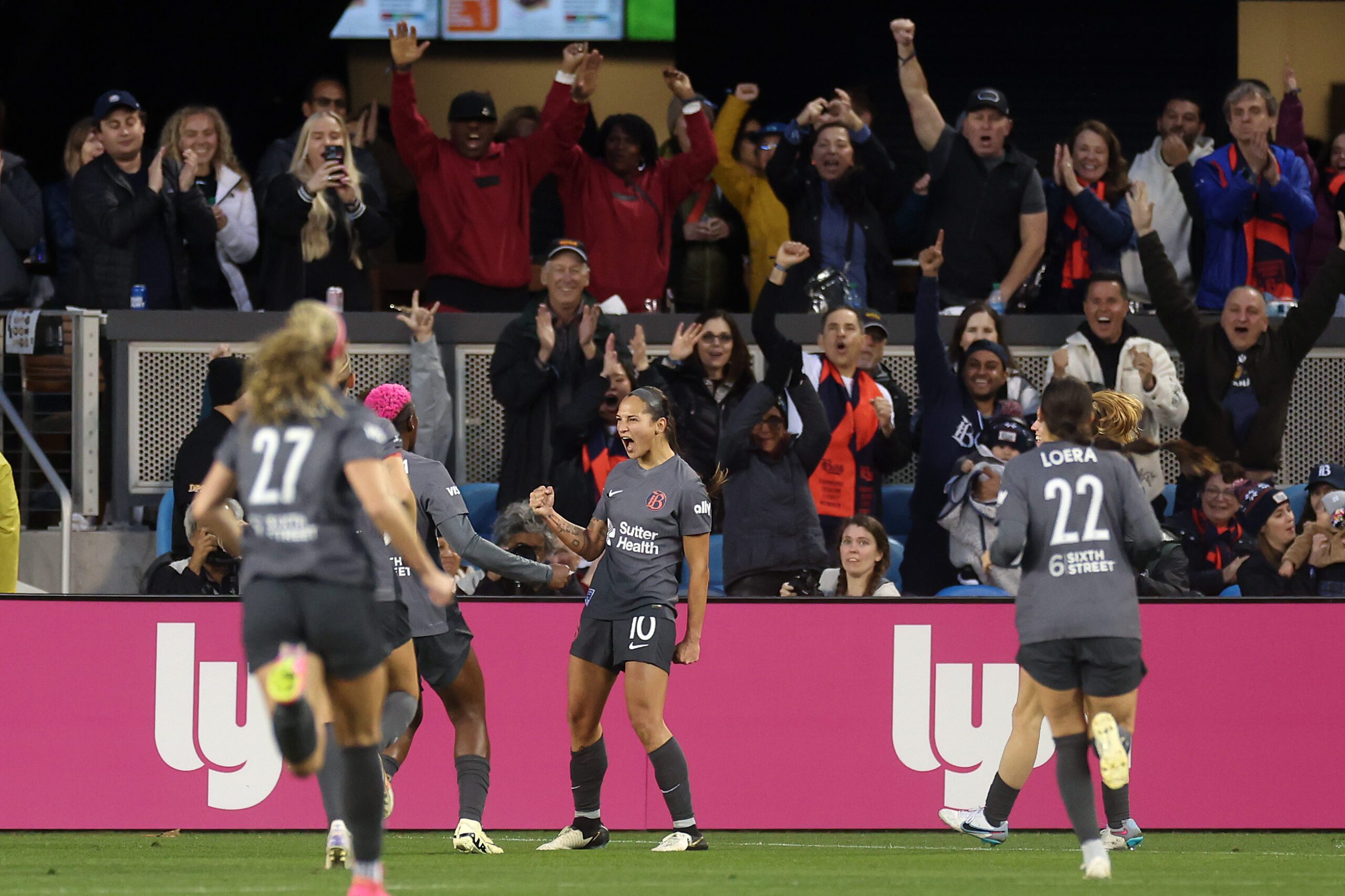 El equipo de la bahía cae 3 a 2 ante Houston Dash, en su primer partido en casa en su debut en la NWSL como equipo franquicia con gol de Deyna Castellanos