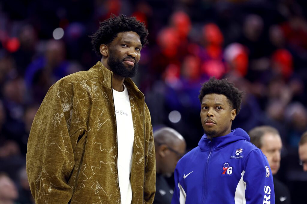 Joel Embiid y Kyle Lowry en la previa de un partido de los Philadephia Sixers. 