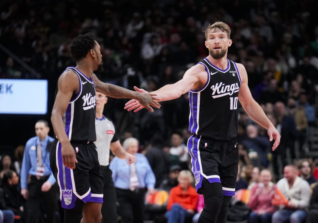 Domantas Sabonis con Malik Monk.