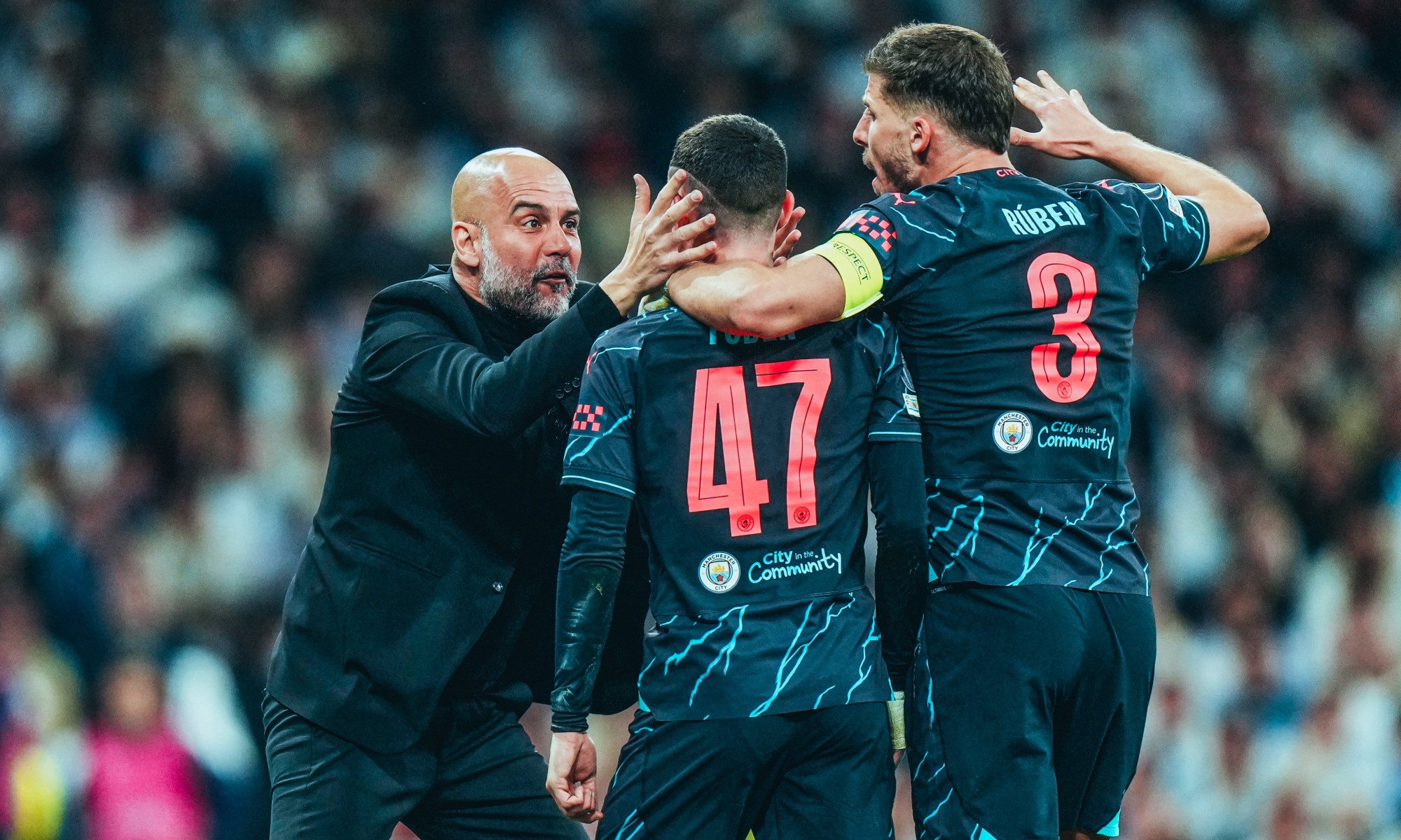 Pep Guardiola festeja con Phil Foden tras su golazo para Manchester City ante Real Madrid.