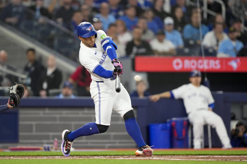 George Springer conectando un hit con los Toronto Blue Jays.