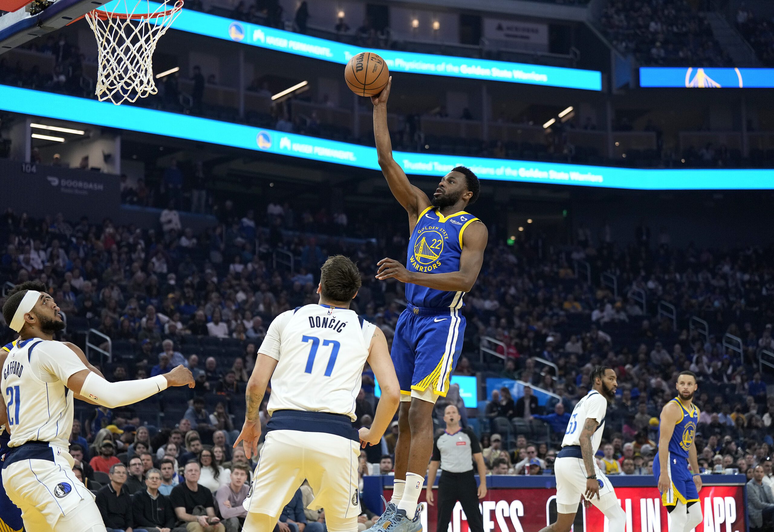 Andrew Wiggins anotó 23 puntos y los Golden State Warriors superaron a los Dallas Mavericks 104-100.