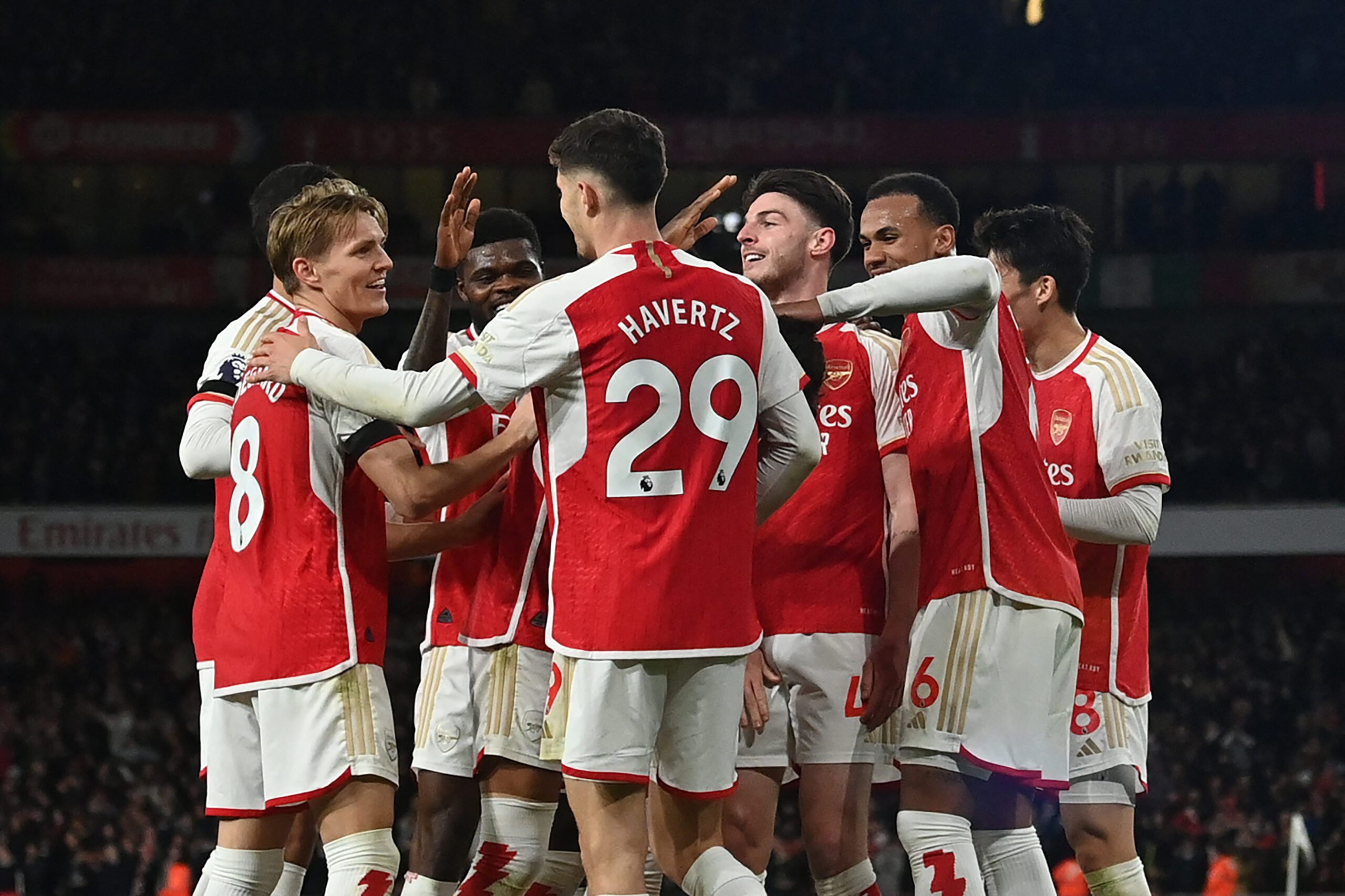 Arsenal golea al Chelsea y es líder solitario en la Premier League